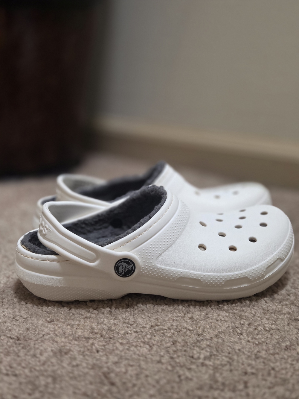 Crocs Classic Lined Clogs in White/Gray, size J3 (Big Kids).